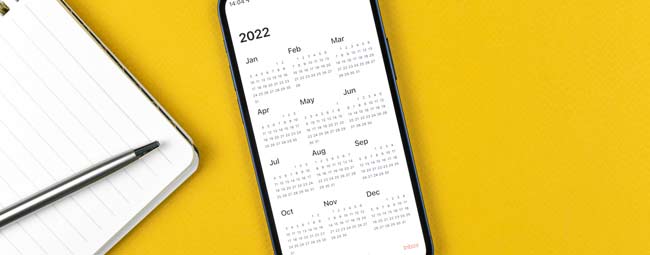 Seguimiento del envejecimiento saludable con un iPhone que muestra un calendario.